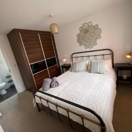 The Belfry 3 Bedrooms 2 Bathrooms Contractors & Family Higham Ferrers Экстерьер фото
