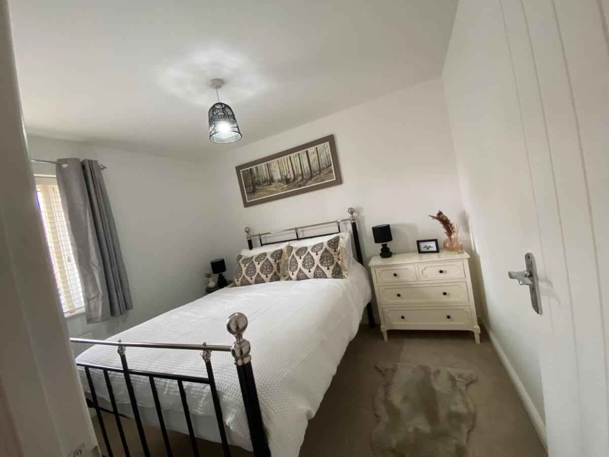 The Belfry 3 Bedrooms 2 Bathrooms Contractors & Family Higham Ferrers Экстерьер фото