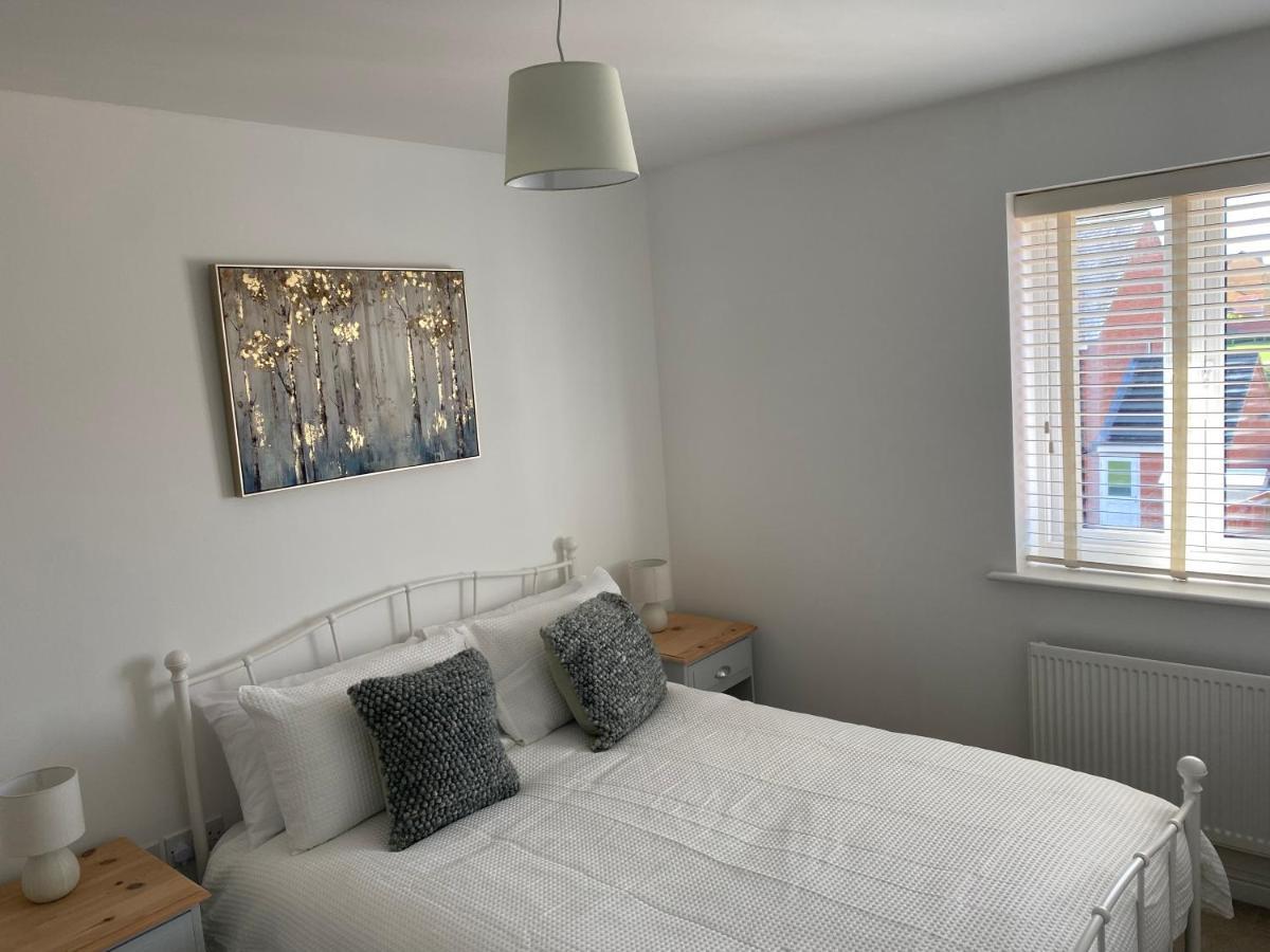 The Belfry 3 Bedrooms 2 Bathrooms Contractors & Family Higham Ferrers Экстерьер фото