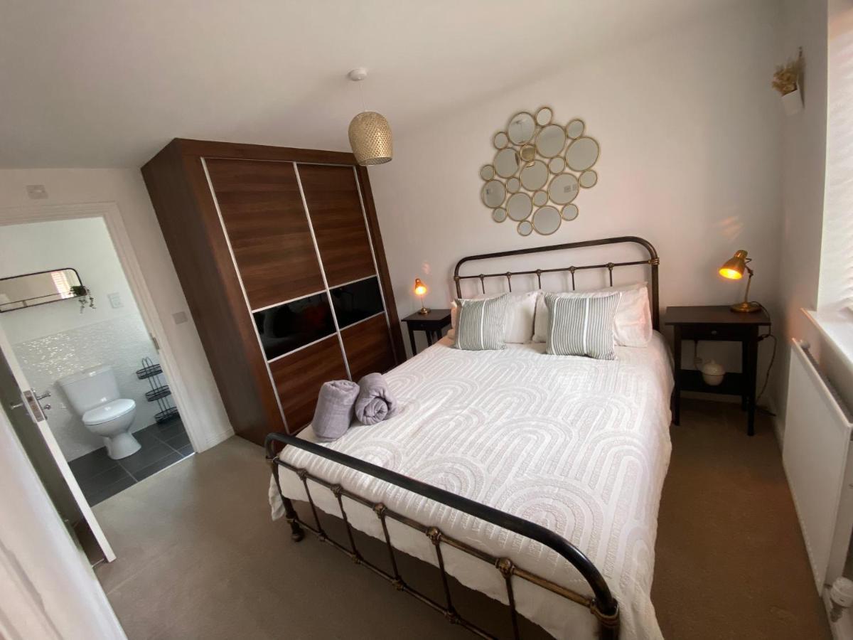 The Belfry 3 Bedrooms 2 Bathrooms Contractors & Family Higham Ferrers Экстерьер фото